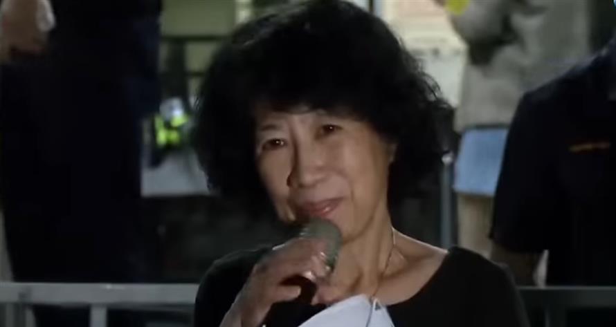柯文哲妻子陳佩琪昨日晚間10時許到北檢外聲援柯文哲，她哽咽向「小草」們表示，現在很多不實報導偏頗、片面，是對柯文哲未審先判，她絕對相信柯文哲。（圖／摘自YouTube）