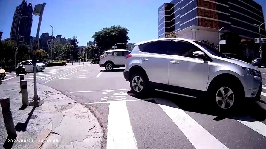 檢舉必須看出行人和未禮讓車的距離。(圖/高雄市三民二分局提供)