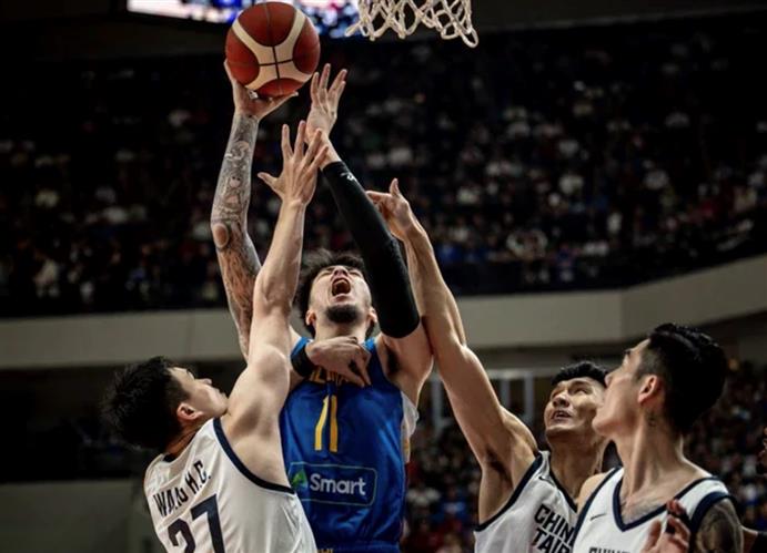 菲律賓218公分中鋒索托(中)強打禁區。(圖/取自FIBA官網)