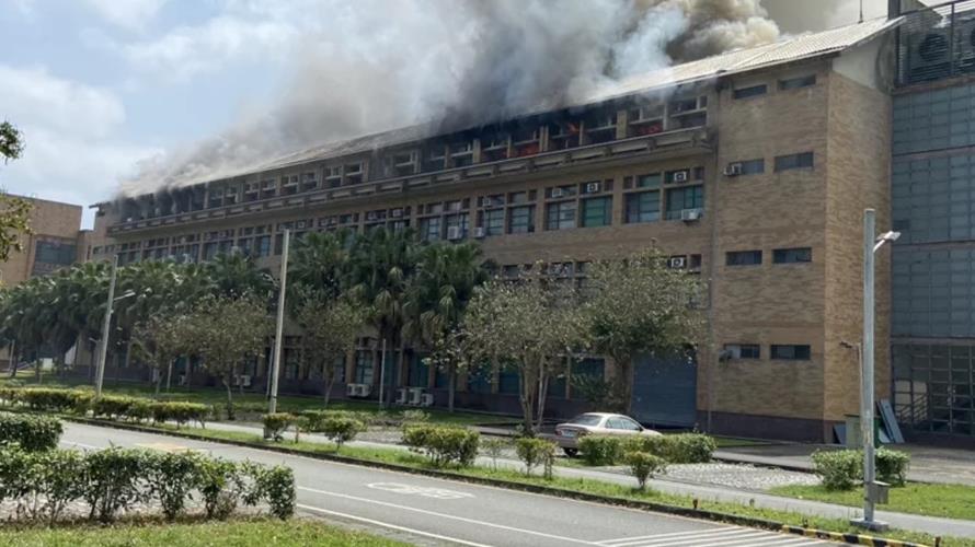 國立東華大學實驗室火警，現場傳爆炸聲，消防人員下撤中。（圖／讀者提供）