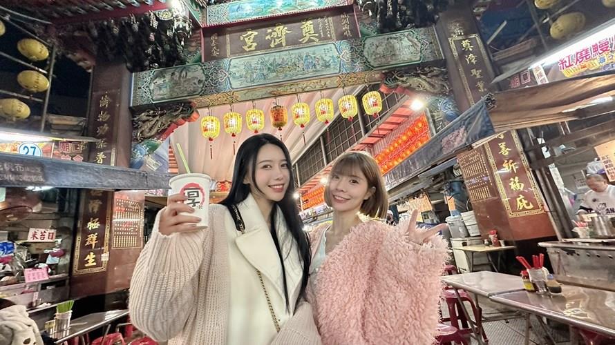 李雅英、艾融一起逛廟口。(圖/台啤雲豹提供)