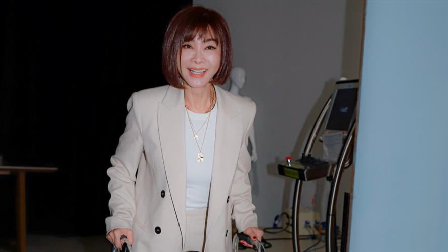 陳美鳳骨裂後首度開工！拄助行器回歸錄影求「快點康復」