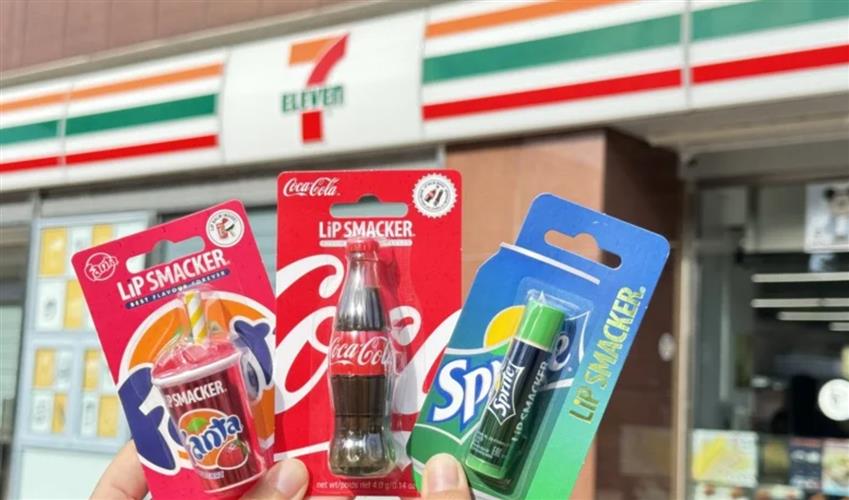 7-ELEVEN國際精品專櫃自11月13日起獨家推出美國品牌Lip Smacker與可口可樂公司聯名的特殊造型與汽水口味護唇膏。(圖／7-ELEVEN提供)