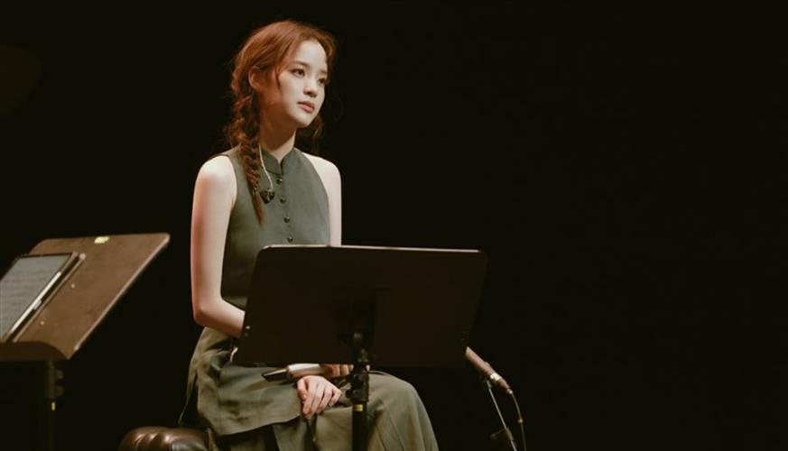 歐陽娜娜不受網路流言影響，昨日照常在長沙演出。（圖／摘自微博）