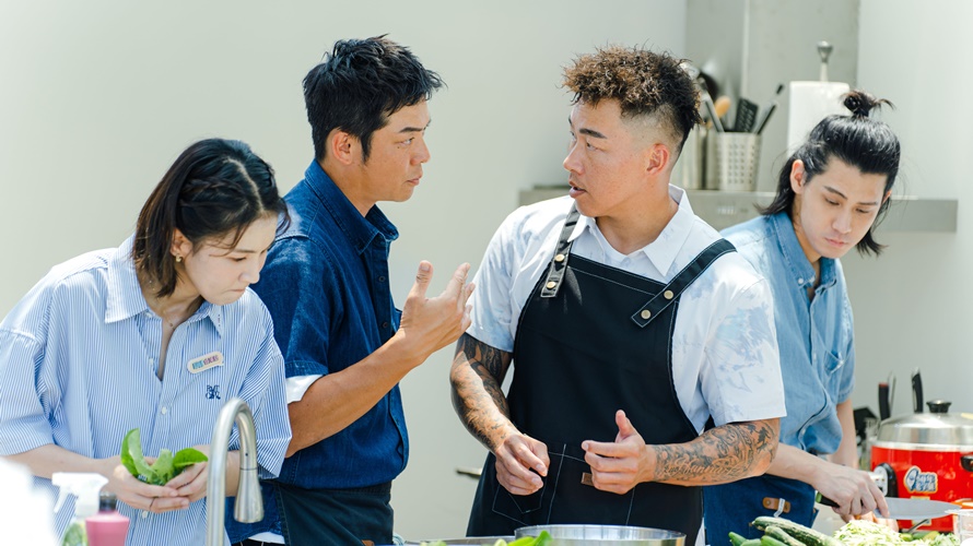 《嗨！營業中》郭泓志（左三）廚藝技壓姚元浩 （左二），左一曾沛慈、右李玉璽。（圖／好看娛樂提供）
