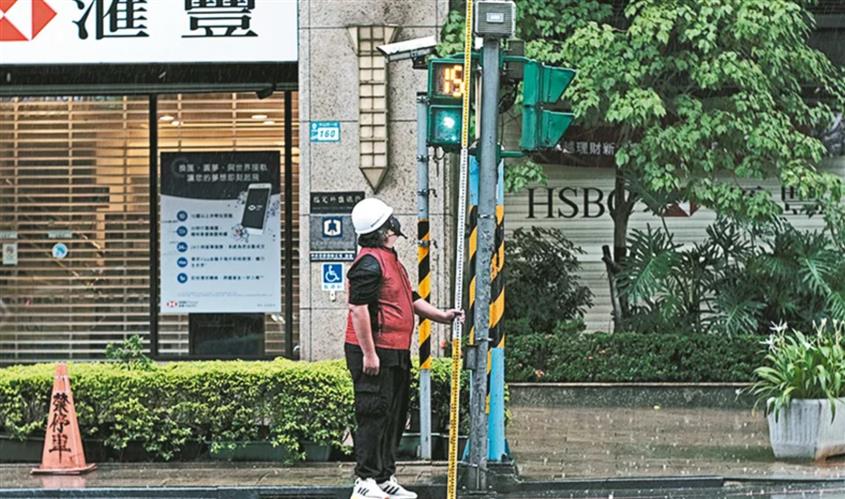 誰讓「淹感器」躺平？審計部報告指出，全台建構的淹水感測器竟有近七成沒有發揮效能。圖為新北水利局進行淹水感測器維護作業。(圖／新北水利局提供)