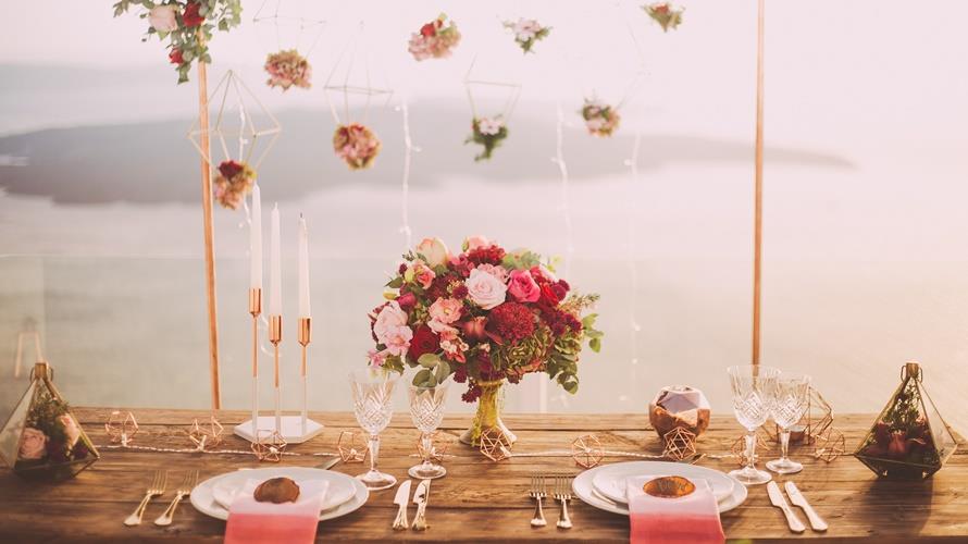 不熟的同事結婚,網友認為不用出席。(示意圖/取自pexels)