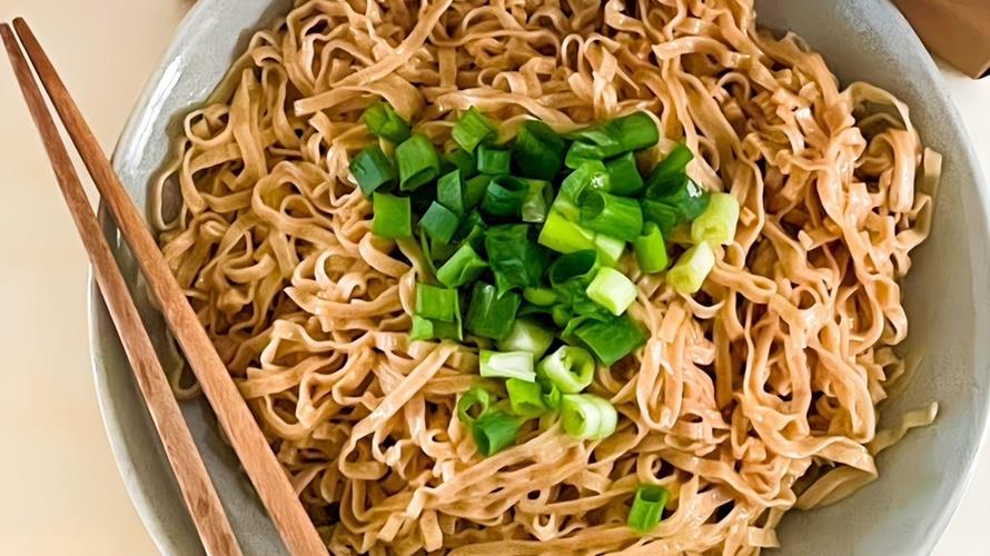 大年初一、初二消費商品滿500元,即贈送乙份蔥頭意麵。(圖/屏東縣政府提供)