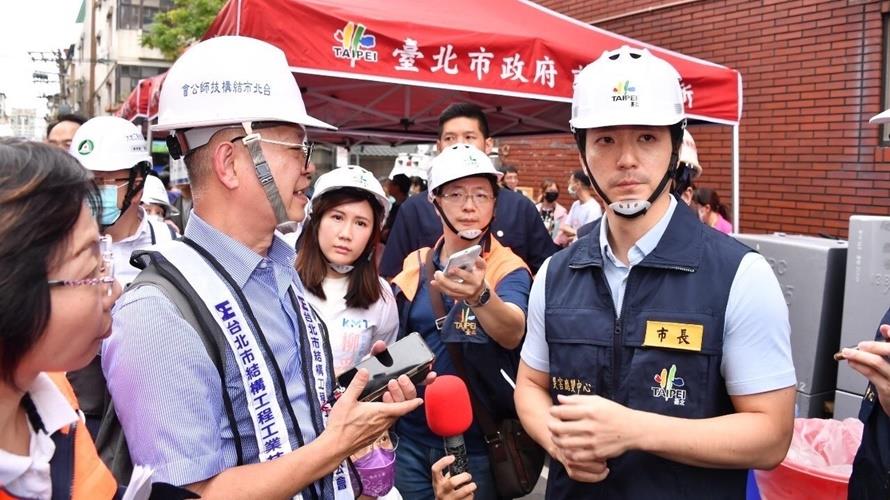 大直民宅受到工地疏失倒塌，蔣萬安二度視察。（圖／北市府提供）