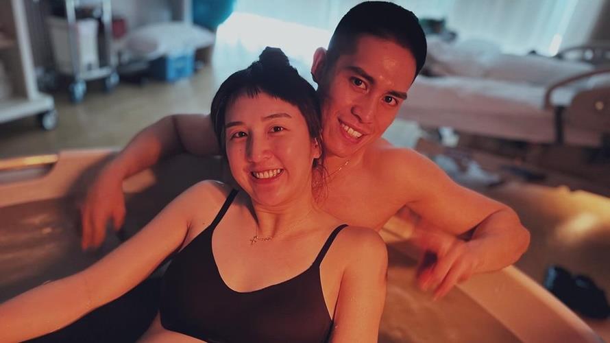 陳盈駿夫妻挑戰水中生產。(圖/翻攝自郭佳紋IG)