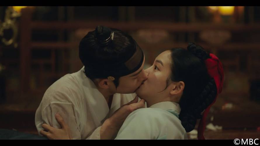 《禁婚令》金永大「濕身擁吻」朴柱炫。（圖／翻攝自Hami Video）