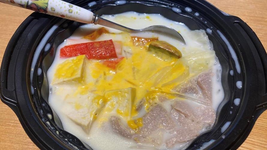 起司牛奶鍋份量有些少,可以加配一碗飯。(圖/翻攝全家便利商店 / 7-11 超商新品&好物分享區臉書)