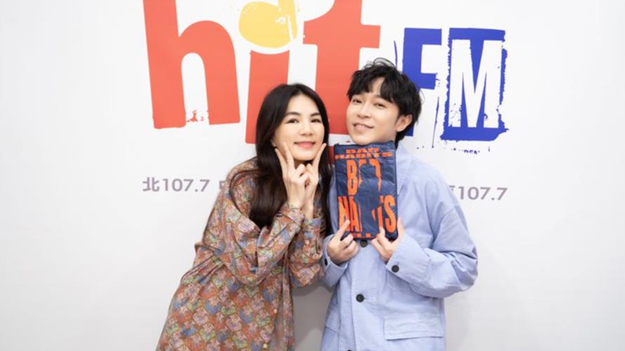 Ella(左)和吳青峰作息相反,2人總是沒辦法約聚餐。(圖/Hit Fm聯播網提供)