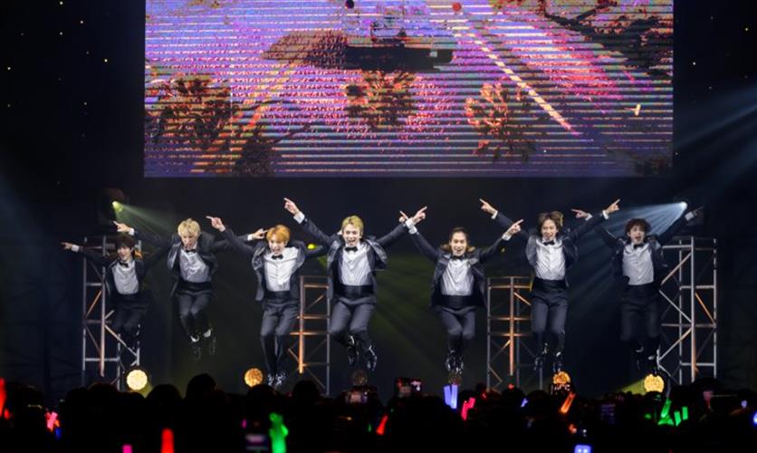 日本新世代團體「Travis Japan」挑戰Energy的「星期五晚上」大跳十六蹲。(圖/大鴻藝術BIG ART、環球音樂提供)