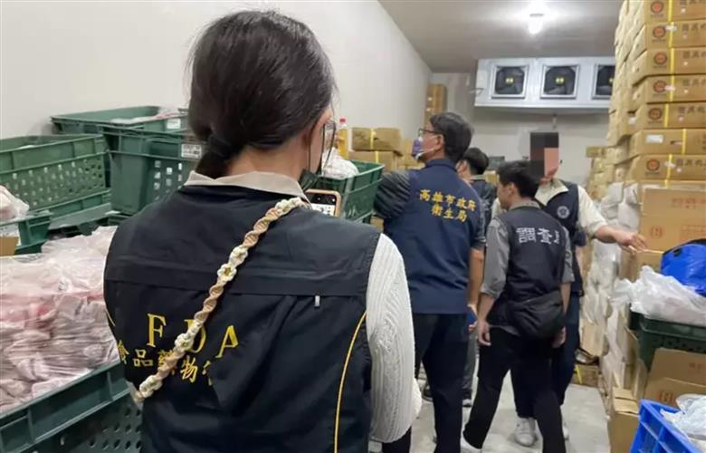橋頭地檢署指揮衛生局、高雄市調處、高雄市刑大等單位前往柏昇公司搜索,查獲逾期肉品並封存約11.4噸。(圖/衛生局提供)