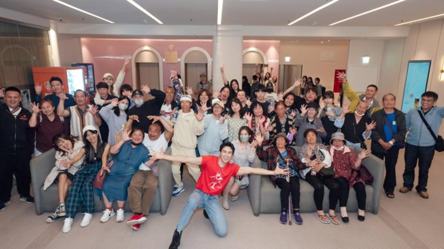 潘君侖(前)的親友圈近50人熱情出席首映會。(圖/華映提供)