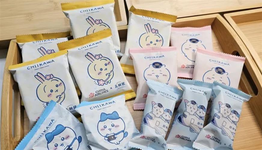 中華航空將於機上供應「吉伊卡哇」點心與飲品。(圖 / 華航提供)