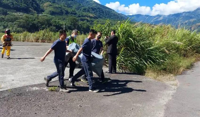 中央山脈「南二段」3名失聯者昨天被發現已明顯死亡，大體今天已由空勤直升機吊掛至信義鄉同富起降場。(圖／南投消防局提供)