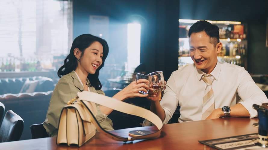電影《惡女》中飾演政府發言人的高英軒與邵雨薇有錯綜複雜的利益糾葛。（圖／CATCHPLAY提供）