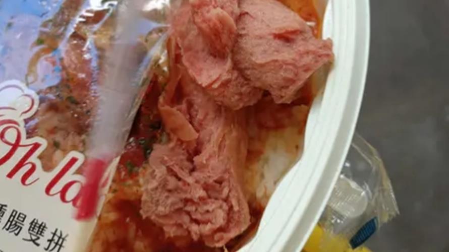 7-11香腸飯一微波就炸開,網友有人覺得這樣更好吃。(圖/取自Dcard)
