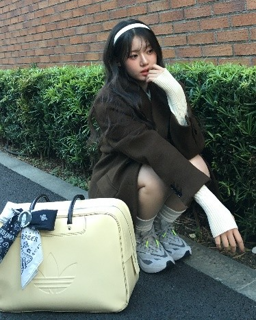 一張含有 戶外, 服裝, 行李與袋子, 人員 的圖片

自動產生的描述