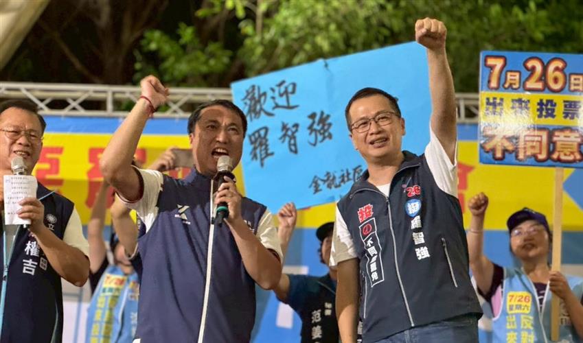國民黨立委羅智強（右二）為大罷免全力衝刺。（圖／摘自羅智強臉書）