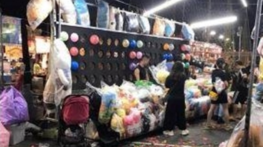 女網友指控在台南夜市玩射氣球,店家要求付費5200元。(圖/爆料公社)