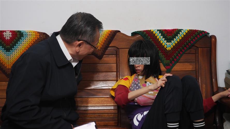 ▲陳宏裕董事長(左)探訪雷特氏病友,捐款送暖,傳遞真摯愛心。(頂新和德文教基金會提供)