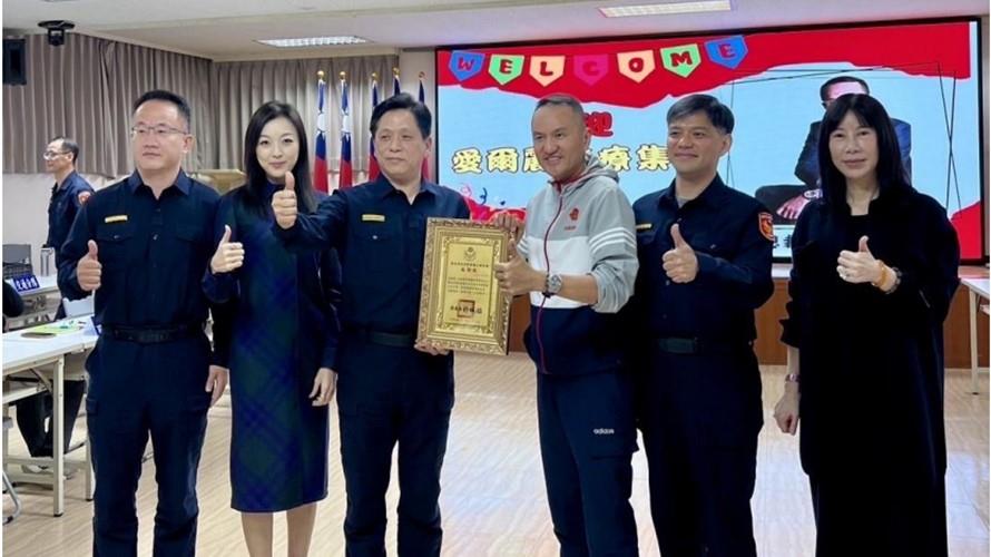 愛爾麗集團(6)日頒發刑事重大案件破案獎金,愛爾麗集團總裁常如山(右三)、愛爾麗集團總經理劉貞華(右一) 愛爾麗集團執行長劉怡萱(左二)、三峽分局分局長許城銘(左三)、三峽分局副分局長林子翔(左起)、三峽分局副 分局長林志學(右二)