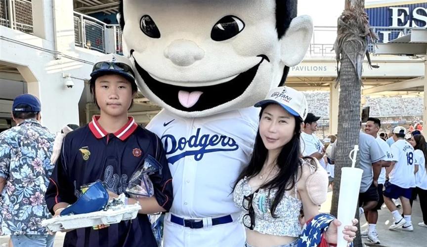 安晨妤(右)與兒子一起體驗大聯盟道奇比賽。(圖/摘自臉書)