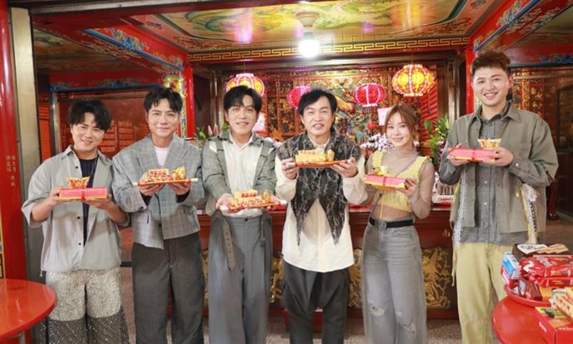 李子森（左起）、杜忻恬、陳孟賢、康康、中視董事長胡雪珠、中視副總廖麗生、許志豪、陳隨意一同到廟裡還願。(圖／中視提供)