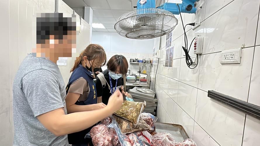 高雄衛生局到燒肉店稽查。(圖／高雄市衛生局提供)