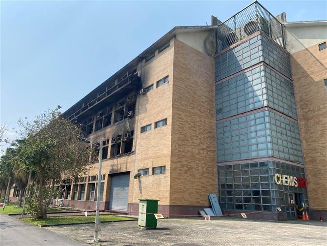 花蓮3日強震後,東華大學理工一館發生火警,師生長期累積實驗成果全被燒光,從大樓外觀看,明顯呈現一片焦黑。(圖/取自東華大學臉書)