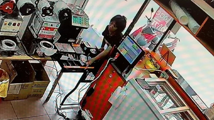 台中市張姓女子(27歲)伸手打開收銀機逐個空格摸,總計拿走約5千元。(圖/翻攝自Threads)