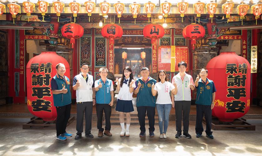 小龍女李多慧日前到永靖小旅行,在永安宮前與鄉親合影。(頂新和德文教基金會提供)