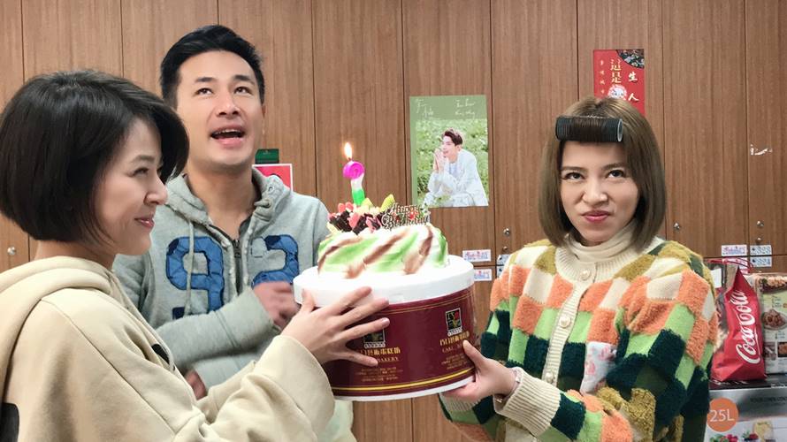 傅子純拿到生日蛋糕，急著吹蠟燭被笑「沒過生日！」。（圖／民視提供）