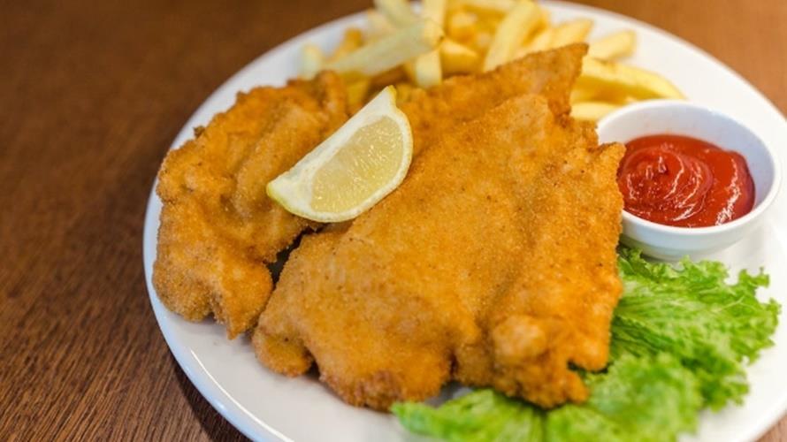 網友認為雞排整塊咬,肉汁能鎖住。(示意圖/取自pexels)
