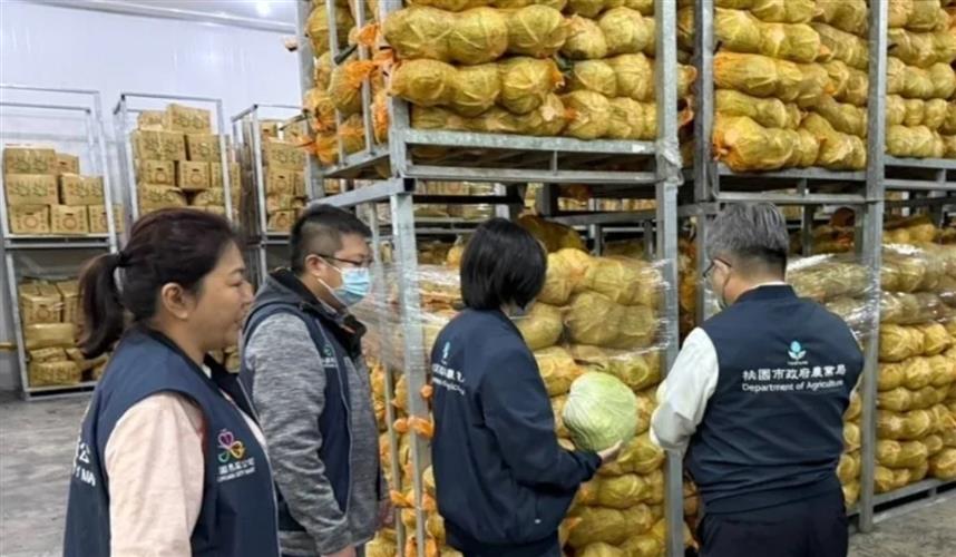 農業局派員到桃園果菜公司冷藏倉儲,查驗滾動式倉儲的蔬菜種類及儲藏量。(圖/農業局提供)