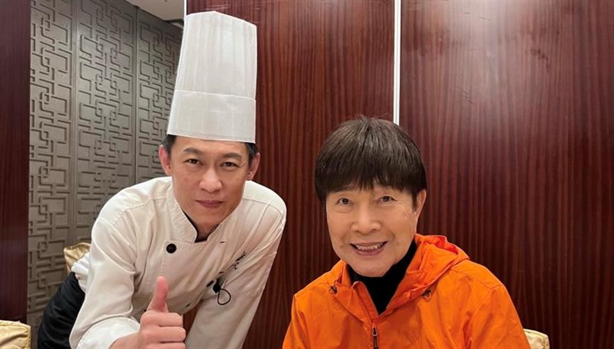國宴主廚阿滿師(左)用美食感謝老師謝雷的照顧。(圖/欣代唱片提供)