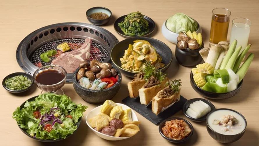 日式自助吧提供多種食材，還有海鮮巧達湯、沙拉、焦糖牛肉吐司等菜色。(圖／王品提供)