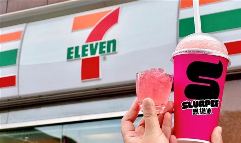 7-ELEVEN獨家人氣飲品「思樂冰」再創全新體驗,「水蜜桃爆爆珠思樂冰」甜蜜爆擊。(圖/7-ELEVEN提供)