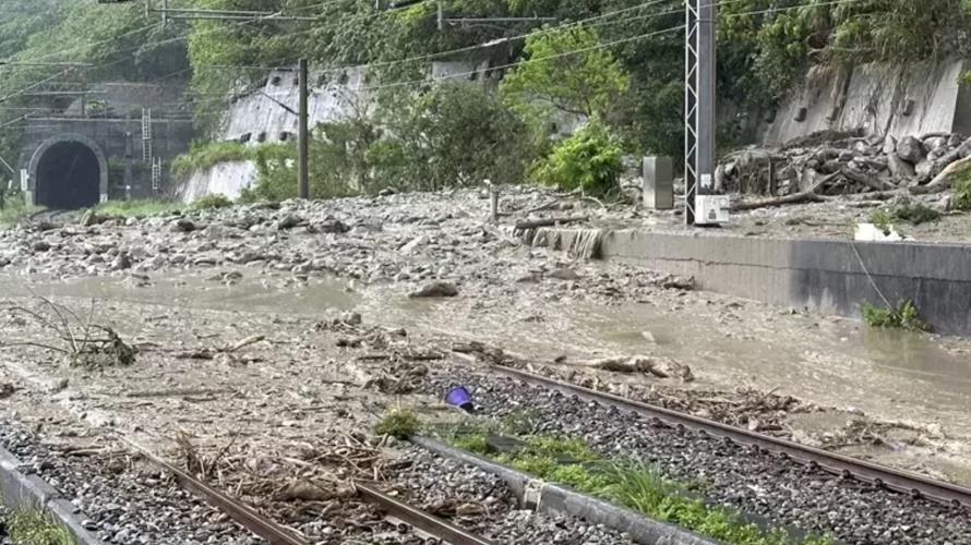 花蓮秀林鄉下豪雨，和仁車站至崇德車站間鐵軌被土石流淹蓋，一列樹林往知本的426次3000列車在隧道裡預警性停車，目前北迴線暫時不通。(圖／民眾提供)