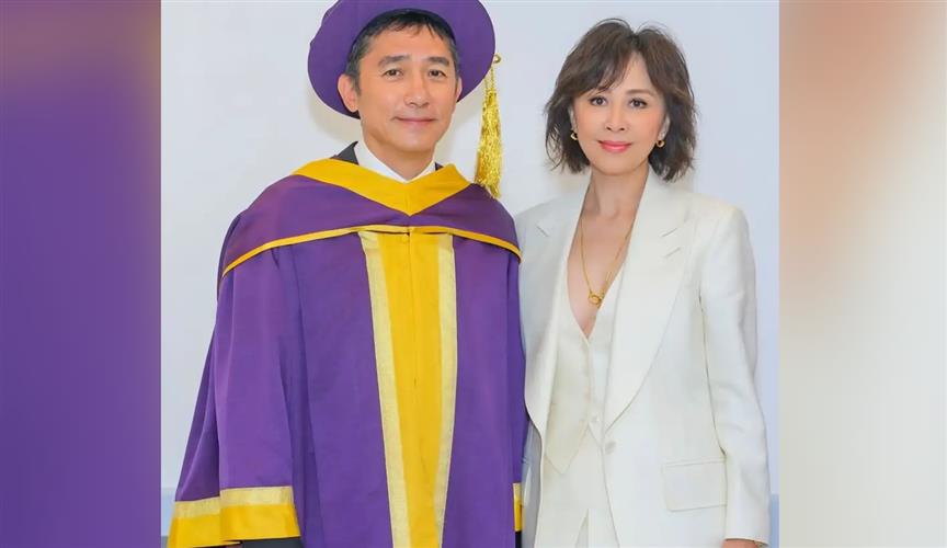 梁朝偉(左)再度獲頒博士學位，妻子劉嘉玲開心曬出兩人合照。(圖／摘自IG)