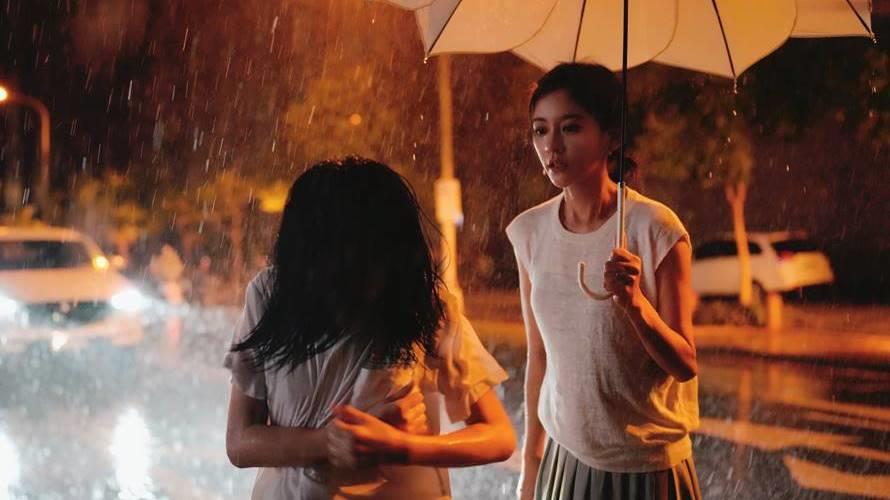 林品彤車陣中冒雨尖叫捶打展現演技。（圖／CATCHPLAY提供）