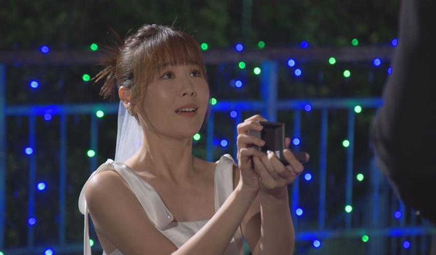 何宜珊在劇中主動向男友求婚。(圖/台視提供)