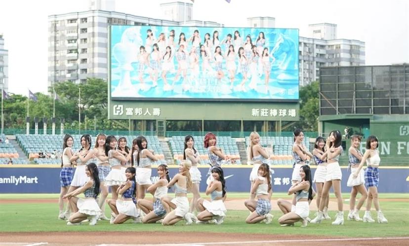 富邦悍將隊「寵愛天使」主題日吸引8052人進場,Fubon Angels22位成員全員到齊。(圖/富邦悍將隊提供)