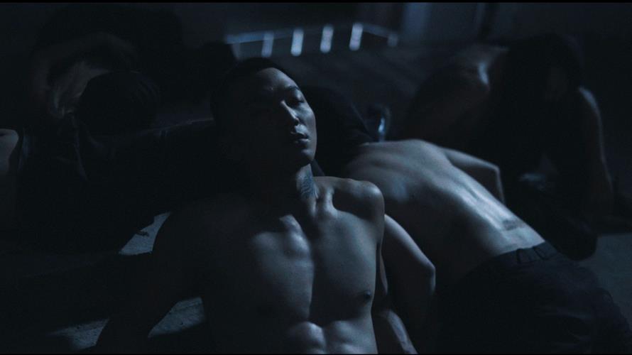 健身有成的傻子與白痴主唱蔡維澤，在MV難得露出胸肌與腹肌，也讓樂迷驚喜不已。（圖／傻子與白痴提供）