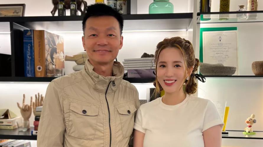 愛雅(右)與李國煌合作直播。(圖/日丞國際企業提供)