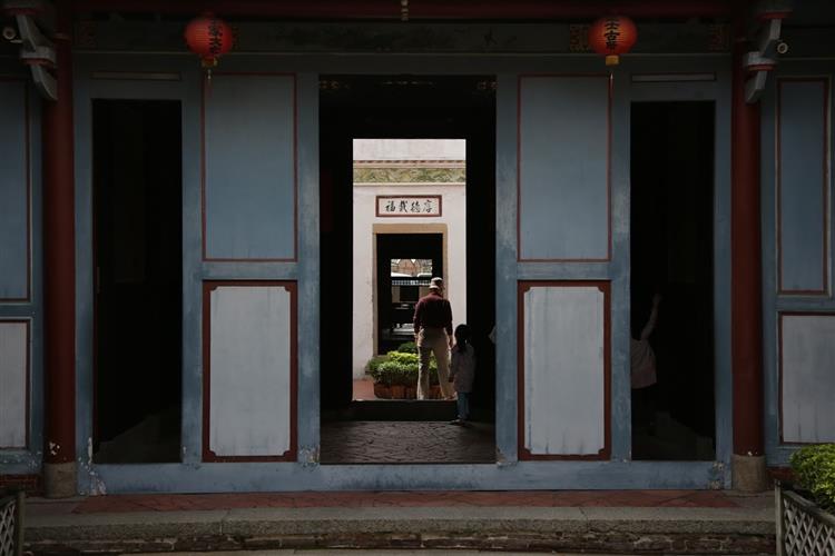 中部藍為中部地區傳統建築慣用的藍色漆料,圖為鹿港丁家古厝(圖/頂新和德文教基金會提供)