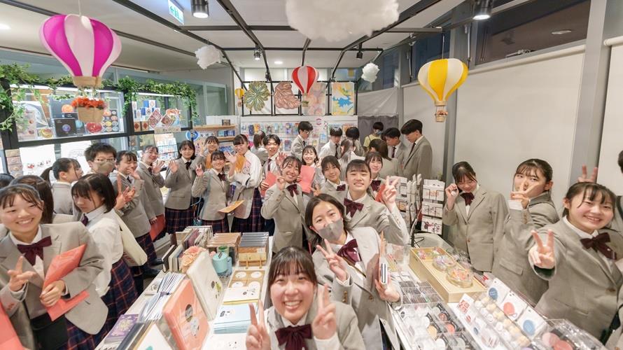 橘高校師生更對於總圖內的自營品牌「生活索書號」相當感興趣。(圖/高雄市政府提供)